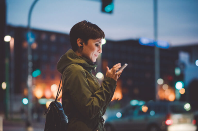 Zdalny podgląd do parametrów pracy klimatyzacji dzięki aplikacji na smartfona.